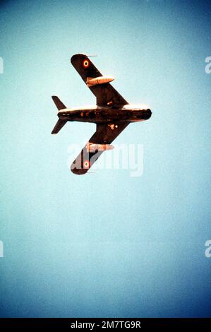 Ein Blick von unten auf ein ägyptisches (sowjetisch gebautes) Flugzeug der MiG-15 im Flug. Land: Unbekannt Stockfoto