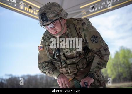 Sgt. Robert Black aus Crystal Lake, Illinois, Spezialist für Gesundheitsfürsorge bei der 708. Medical Company der Illinois National Guard, zeichnet Punkte auf einer Karte während des dritten Tages des Wettbewerbs der besten Krieger der Region IV am 13. Mai 2022. Er ist einer von zwölf Soldaten der Nationalgarde, die am besten Krieger-Wettbewerb der Region IV vom 11. Bis 15. Mai 2022 in Camp Ripley, Minnesota, teilnehmen. Der jährliche Wettkampf testet die militärischen Fähigkeiten, die körperliche Kraft und die Ausdauer der besten Soldaten und nicht kommissionierten Offiziere aus Minnesota, Wisconsin, Iowa, Illinois, Michigan, Indiana und die Nationalgarde von Ohio. Das wi Stockfoto