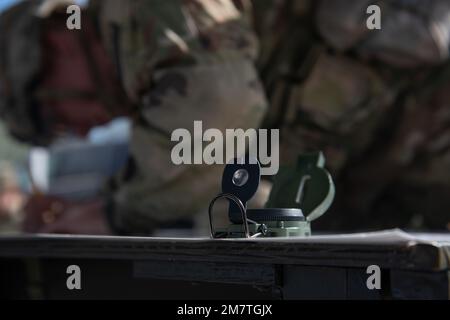 Sgt. Robert Black aus Crystal Lake, Illinois, Spezialist für Gesundheitsfürsorge bei der 708. Medical Company der Illinois National Guard, zeichnet Punkte auf einer Karte während des dritten Tages des Wettbewerbs der besten Krieger der Region IV am 13. Mai 2022. Er ist einer von zwölf Soldaten der Nationalgarde, die am besten Krieger-Wettbewerb der Region IV vom 11. Bis 15. Mai 2022 in Camp Ripley, Minnesota, teilnehmen. Der jährliche Wettkampf testet die militärischen Fähigkeiten, die körperliche Kraft und die Ausdauer der besten Soldaten und nicht kommissionierten Offiziere aus Minnesota, Wisconsin, Iowa, Illinois, Michigan, Indiana und die Nationalgarde von Ohio. Das wi Stockfoto