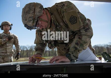 Sgt. Robert Black aus Crystal Lake, Illinois, Spezialist für Gesundheitsfürsorge bei der 708. Medical Company der Illinois National Guard, zeichnet Punkte auf einer Karte während des dritten Tages des Wettbewerbs der besten Krieger der Region IV am 13. Mai 2022. Er ist einer von zwölf Soldaten der Nationalgarde, die am besten Krieger-Wettbewerb der Region IV vom 11. Bis 15. Mai 2022 in Camp Ripley, Minnesota, teilnehmen. Der jährliche Wettkampf testet die militärischen Fähigkeiten, die körperliche Kraft und die Ausdauer der besten Soldaten und nicht kommissionierten Offiziere aus Minnesota, Wisconsin, Iowa, Illinois, Michigan, Indiana und die Nationalgarde von Ohio. Das wi Stockfoto