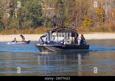 Leute auf einem Boot, die auf eine Angelexpedition gehen. Metro Vancouver, British Columbia, Kanada. November 2020. Stockfoto