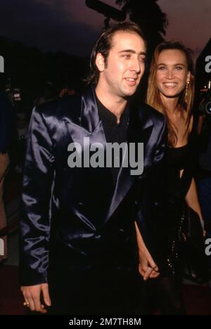 Nicolas Cage und Lisa Stothard im „Wild at Heart Premiere“ am 13. August 1990 im Cineplex Odeon Century Plaza Cinemas in Century City, Kalifornien Kredit: Ralph Dominguez/MediaPunch Stockfoto