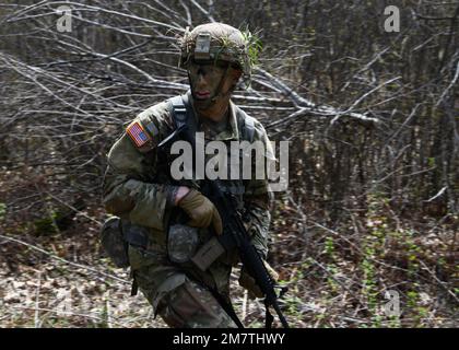 Sgt. Joshua Kleinhans, ein Spezialist für Brandkontrolle bei der B Battery der Nationalgarde von Wisconsin, 1. Bataillon, 121. Feldartillerie, nimmt am 13. Mai 2022 an der Army Warrior Tasks Lane Teil, während des „Region IV Best Warrior Competition“ in Camp Ripley, Minnesota. Der jährliche Wettkampf testet die militärischen Fähigkeiten, die körperliche Kraft und die Ausdauer der besten Soldaten und nicht kommissionierten Offiziere aus Minnesota, Wisconsin, Iowa, Illinois, Michigan, Indiana und die Nationalgarde von Ohio. Die Gewinner nehmen am Wettbewerb der Nationalgarde vom 20. Bis 30. Juli 2022 in Camp Smyrna, 10, Teil Stockfoto