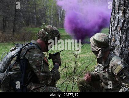 Sgt. Joshua Kleinhans, ein Spezialist für Brandkontrolle bei der B Battery der Nationalgarde von Wisconsin, 1. Bataillon, 121. Feldartillerie, nimmt am 13. Mai 2022 an der Army Warrior Tasks Lane Teil, während des „Region IV Best Warrior Competition“ in Camp Ripley, Minnesota. Der jährliche Wettkampf testet die militärischen Fähigkeiten, die körperliche Kraft und die Ausdauer der besten Soldaten und nicht kommissionierten Offiziere aus Minnesota, Wisconsin, Iowa, Illinois, Michigan, Indiana und die Nationalgarde von Ohio. Die Gewinner nehmen am Wettbewerb der Nationalgarde vom 20. Bis 30. Juli 2022 in Camp Smyrna, 10, Teil Stockfoto