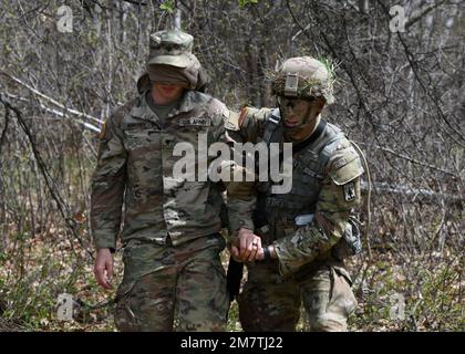 Sgt. Joshua Kleinhans, ein Spezialist für Brandkontrolle bei der B Battery der Nationalgarde von Wisconsin, 1. Bataillon, 121. Feldartillerie, nimmt am 13. Mai 2022 an der Army Warrior Tasks Lane Teil, während des „Region IV Best Warrior Competition“ in Camp Ripley, Minnesota. Der jährliche Wettkampf testet die militärischen Fähigkeiten, die körperliche Kraft und die Ausdauer der besten Soldaten und nicht kommissionierten Offiziere aus Minnesota, Wisconsin, Iowa, Illinois, Michigan, Indiana und die Nationalgarde von Ohio. Die Gewinner nehmen am Wettbewerb der Nationalgarde vom 20. Bis 30. Juli 2022 in Camp Smyrna, 10, Teil Stockfoto