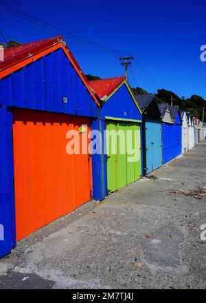 Farbenfrohe Bootshütten in der Titahi Bay unter dem hellen blauen Himmel Stockfoto