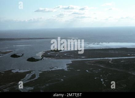 Linke Seitenansicht von drei in-Flight RH-53D Sea Hallion Helikoptern, die während des Such- und Rettungseinsatzes (SAR) über die Chesapeake Bay fliegen. Basis: Norfolk Bundesstaat: Virginia (VA) Land: Vereinigte Staaten von Amerika (USA) Stockfoto