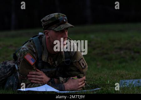 Sgt. Joshua Kleinhans aus Kiel, Wisconsin, Spezialist für Brandkontrolle bei der B Battery der Nationalgarde von Wisconsin, 1. Bataillon, 121. Artillerie-Regiment, legt Punkte während der Landschifffahrt bei Nacht fest, Mai 13. Er ist einer von zwölf Soldaten der Nationalgarde, die am 11.-15. Mai 2022 im Camp Ripley, Minnesota, am Wettbewerb der besten Krieger der Region IV teilnehmen. Der jährliche Wettkampf testet die militärischen Fähigkeiten, die körperliche Kraft und die Ausdauer der besten Soldaten und nicht kommissionierten Offiziere aus Minnesota, Wisconsin, Iowa, Illinois, Michigan, Indiana und die Nationalgarde von Ohio. Das wi Stockfoto