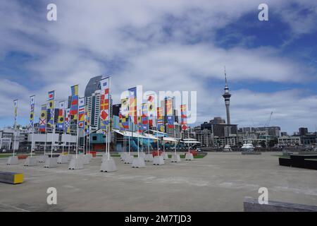 Ein Meer der Seeschifffahrt signalisiert Flaggen mit Blick auf den Auckland Sky Tower Stockfoto