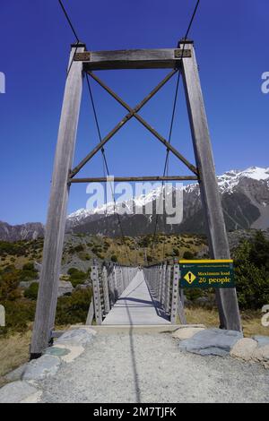 Vorderansicht der ersten Swing Bridge über den Hooker River im Aoraki Mount Cook National Park Stockfoto