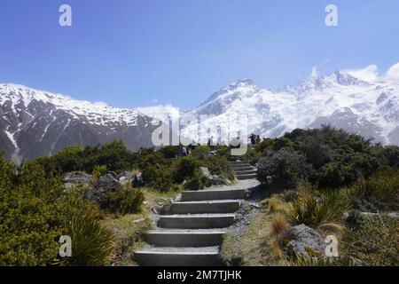 Malerischer Aussichtspunkt mit Blick auf die schneebedeckten Berge auf der neuseeländischen Hooker Valley Track im Aoraki Mount Cook National Park Stockfoto