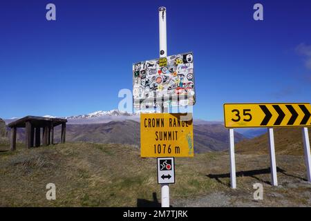 Neuseelands Crown Range Summit mit verschiedenen Schildern Stockfoto
