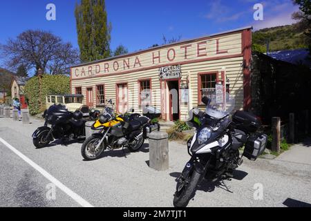 Motorräder vor dem historischen Cardrona Hotel auf Neuseelands Südinsel Stockfoto