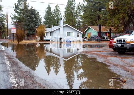 10. Januar 2023, Big Bear City, Kalifornien, USA: Regen überflutet die Straße am frühen Morgen nach einer stürmischen Nacht mit starkem Regen und starkem Wind. Kredit: Katrina Kochneva/ZUMA Wire/Alamy Live News Stockfoto