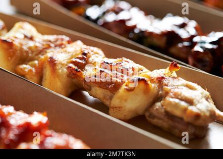 Gegrillte Hähnchenspieße, gewürztes Hähnchen Stockfoto