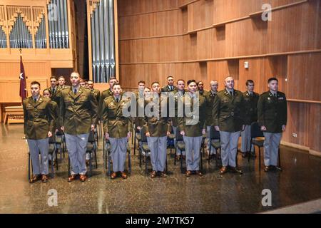 Nach Erhalt ihrer Provisionen singen 24 zweite Lieutenants den Army Song bei einer Zeremonie für das Trainingskorps-Programm der University of Texas im San Antonio Reserve Officer, das am 13. Mai 2022 auf dem Hauptcampus der UTSA stattfindet. Das Roadrunner-Bataillon stammt aus dem Jahr 1979, als es ursprünglich Teil des ROTC der Saint Mary’s University Army war. 1982 wurde es zu einem separaten Programm. Bisher hat das UTSA ROTC-Programm über 870 Studenten abgeschlossen, was eine lange Geschichte außergewöhnlicher Führung widerspiegelt. Stockfoto