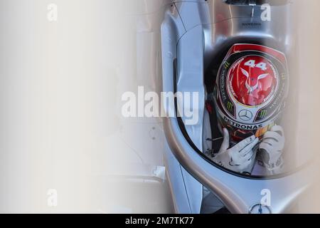 21.02.2019. Barcelona, ​​Spain, Lewis Hamilton, Anpassung des Visiers am Mercedes-Auto in den Formel-1-Vorsaison-Tests 2019 in Montmelo, Spa Stockfoto