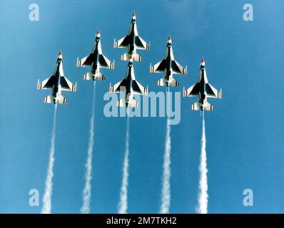 Das USAF Thunderbird Demonstrationsteam fliegt F-16 gegen Falcons in einer sechs-Schiff-Delta-Formation während des Flugmanöver-Trainings. Staat: Nevada (NV) Land: Vereinigte Staaten von Amerika (USA) Stockfoto