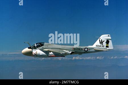 Eine Air-to-Air-Seitenansicht von links eines Marine-A-6E-Intruderflugzeugs vom Marine All-Weather Attack Squadron 121 (VMA-AW-121). Basis: Marine Air Station, Whiting Field State: Florida (FL) Land: Vereinigte Staaten von Amerika (USA) Stockfoto