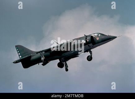 Boden-Luft-Seitenansicht eines Marine-AV-8A-Harrier-Flugzeugs, das sich auf die Landung vorbereitet. Der Harrier ist vom Marine Light Attack Squadron 513 (VMLA-513). Basis: Marine Air Station, Whiting Field State: Florida (FL) Land: Vereinigte Staaten von Amerika (USA) Stockfoto