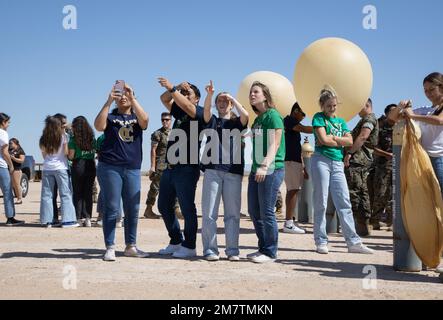 Lehrer und Schüler des Kurses Einführung in Meteorologie an der Yuma Catholic High School beobachten Wetterballons am Himmel auf der Aux II Trainingsreihe, Marine Corps Air Station Yuma, Arizona, 13. Mai 2022. Der Zweck der Exkursion war es, Studenten über die Fähigkeiten der USA zu informieren Wettertechnologie des Marine Corps. Stockfoto