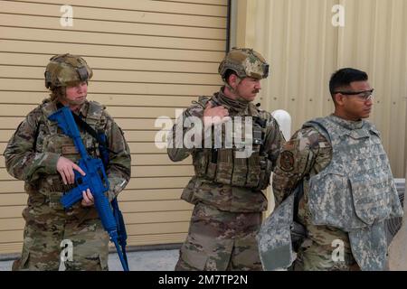 Mitglieder der Sicherheitskräfte der USA Air Force 379. Expeditionary Security Forces Squadron verhaftete einen Verdächtigen während eines simulierten Stichangriffs auf den Al Udeid Air Base, Katar, am 13. Mai 2022. Der simulierte Angriff war Teil der Übung Grand Shield 22-4, bei der die Wirksamkeit und Reaktionszeit von 379. Mitgliedern getestet wurden. Stockfoto