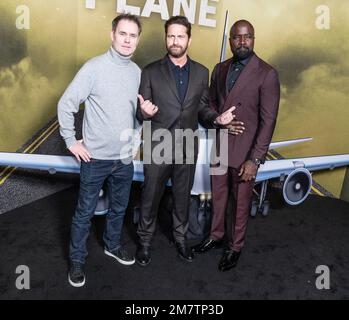 Jean-Francois Richet, Gerard Butler und Mike Colter nehmen am 10. Januar 2023 am AMC Lincoln Square Theater in New York an der „Flugzeug“-Premiere in New York Teil Stockfoto