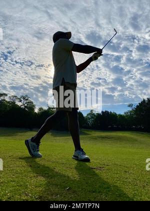 Brigadegeneral Ronald R. Ragin spielt am 13. Mai 2002 am Military Appetiation Day auf dem Golfplatz Hills of Cove in Copperas Cove, Texas, eine Runde Golf. Ragin sagte: „Manchmal kann mehr getan werden, wenn man mit Soldaten auf dem Golfplatz ist, Zigarren raucht oder Bier mit ihnen teilt, anstatt E-Mails abzurufen, weil es für Klarheit sorgt.“ Stockfoto