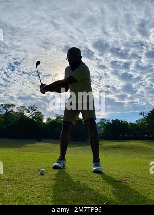 Brigadegeneral Ronald R. Ragin spielt am 13. Mai 2002 am Military Appetiation Day auf dem Golfplatz Hills of Cove in Copperas Cove, Texas, eine Runde Golf. Ragin sagte: „Manchmal kann mehr getan werden, wenn man mit Soldaten auf dem Golfplatz ist, Zigarren raucht oder Bier mit ihnen teilt, anstatt E-Mails abzurufen, weil es für Klarheit sorgt.“ Stockfoto