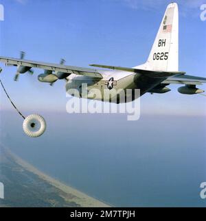 Eine linke Rückansicht eines KC-130F Hercules-Flugzeugs aus dem Marine-Tanker-Transport-Geschwader 252 (VMGR-252) aus Sicht des RH-53D Sea-Hallion-Hubschraubers, der betankt werden soll. Basis: Cape Hatteras Bundesstaat: North Carolina (NC) Land: Vereinigte Staaten von Amerika (USA) Stockfoto