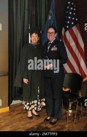 Leutnant Oberstleutnant Catherine Grush und Kim Neiman Pose After Grush nehmen den Spirit of Unity Award der University of Nevada, Reno im Namen der Nevada National Guard (NVNG) an. Kim Neiman, MPH, nominierte die Nevada Air National Guard für ihre Partnerschaft bei der COVID-19-Pandemie der öffentlichen Gesundheit. Stockfoto