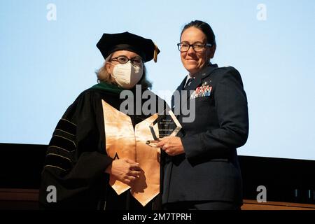 LT. Oberstleutnant Catherine Grush nimmt den Spirit of Unity Award der University of Nevada, Reno (UNR) School of Public Health im Namen der Nevada National Guard (NVNG) am 13. Mai 2022 an. Der Dekan, Dr. Muge Akpinar-Elci, überreichte Grush die Auszeichnung während der Frühjahrsfeier 2022 bei der UNR in Reno, Nevada. Kim Neiman, MPH, nominierte die Nevada Air National Guard für ihre Partnerschaft bei der COVID-19-Pandemie der öffentlichen Gesundheit. Stockfoto