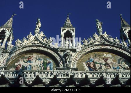 Westfassade, Markusdom, Venedig, Italien Stockfoto