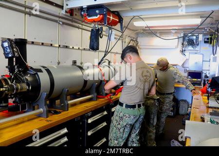 220513-O-NR876-107 SEA OF JAPAN (13. Mai 2022) Mitglieder der Mobile Unit für die Beseitigung von Explosivstoffen (EODMU) 11, die auf dem Küstenschiff USS Charleston der Unabhängigkeitsklasse (LCS 18) eingestiegen sind, führen während der Übung Noble Vanguard Wartungsarbeiten am MK 18 MOD 2 Kingfish durch. Der Kingfish ist ein unbemanntes Unterwasserfahrzeug mit Sonarfunktionen, um den Meeresboden nach potenziellen Minen zu scannen. Noble Vanguard dient als Befähiger zur Verstärkung der Taktiken und Techniken verschiedener Missionspakete, die zur regionalen Stabilität beitragen. Stockfoto