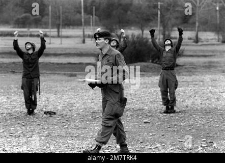 SSGT Michael D. Peterson, Sprungmeister, Co C (Airborne), 4. Mrd., 23. Inf., Fort Richardson, Alaska, Überwacht Fallschirmjäger in einer schrittweisen Orientierung vor dem Sprung. Basis: Fort Lewis Bundesstaat: Washington (WA) Land: Vereinigte Staaten von Amerika (USA) Stockfoto
