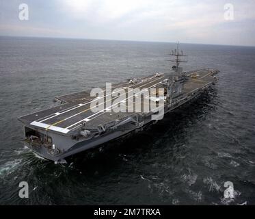 Steuerbord-Viertelansicht des nuklearbetriebenen Flugzeugträgers USS CARL VINSON (CVN-70) im Gange. Land: Atlantik (AOC) Stockfoto