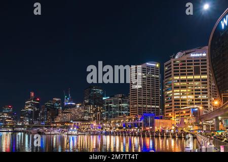 Sydney, Australien - 16. April 2022: Darling Harbour vollgepackt mit Menschen, die in Richtung King Street Wharf vor dem Feuerwerk bei Nacht blicken Stockfoto