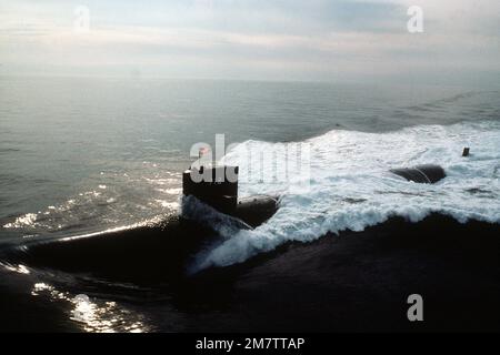Ein Lufthafenbogenblick auf das nuklearbetriebene Angriffs-U-Boot USS ATLANTA (SSN-712) während Seeversuchen. Land: Atlantik (AOC) Stockfoto