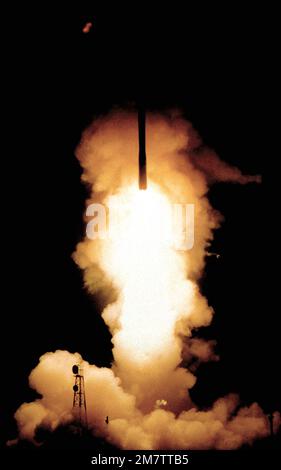 Eine Nachtansicht eines Raketenstarts von Minuteman III. Basis: Luftwaffenstützpunkt Vandenberg Bundesstaat: Kalifornien (CA) Land: Vereinigte Staaten von Amerika (USA) Stockfoto