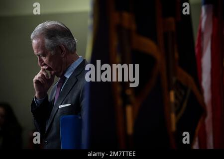 Washington, DC, USA, 7. Januar 2023. House Ways and Means Committee Ranking Member United States Representative Richard Neal (Democrat of Massachusetts) hört sich die Bemerkungen während einer Pressekonferenz nach der Tagung im US Capitol in Washington, DC, USA, Dienstag, 10. Januar an, 2023. Foto von Rod Lamkey/CNP/ABACAPRESS.COM Stockfoto