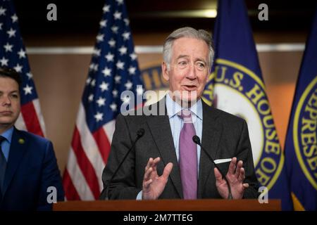 Washington, DC, USA, 7. Januar 2023. House Ways and Means Committee Ranking Member United States Representative Richard Neal (Democrat of Massachusetts) hält während einer Pressekonferenz nach der Tagung im US Capitol in Washington, DC, USA, am Dienstag, den 10. Januar, 2023. Foto von Rod Lamkey/CNP/ABACAPRESS.COM Stockfoto