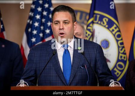 Washington, DC, USA, Dienstag, 10. Januar, 2023. Der Vertreter der Vereinigten Staaten, Anthony D'Esposito (Republikaner von New York), hält während einer Pressekonferenz im US-Kapitol in Washington, DC, USA, am Dienstag, den 10. Januar, eine Rede. 2023. Foto von Rod Lamkey/CNP/ABACAPRESS.COM Stockfoto