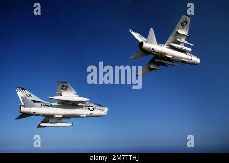 Eine Luft-Luft-Ansicht der rechten Unterseite von zwei A-7 Corsair-Flugzeugen, die dem Light Attack Squadron 72 (VA-72) auf dem Flugzeugträger USS AMERICA (CV 66) zugeordnet sind. Land: Mittelmeer (MED) Stockfoto