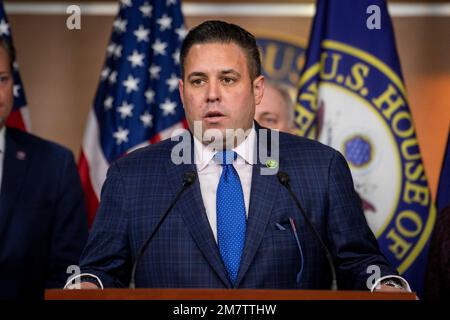 Washington, DC, USA, Dienstag, 10. Januar, 2023. Der Vertreter der Vereinigten Staaten, Anthony D'Esposito (Republikaner von New York), hält während einer Pressekonferenz im US-Kapitol in Washington, DC, USA, am Dienstag, den 10. Januar, eine Rede. 2023. Foto von Rod Lamkey/CNP/ABACAPRESS.COM Stockfoto