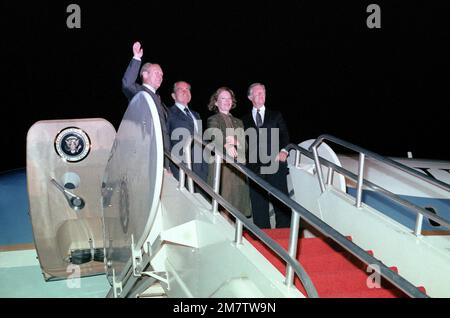 Von links nach rechts: Der ehemalige Präsident Gerald R. Ford, Richard Nixon, die ehemalige First Lady Rosalynn Carter und der ehemalige Präsident Jimmy Carter lassen sich bei der Abreise nach Ägypten wohlfühlen. Sie werden an der Beerdigung des ermordeten ägyptischen Präsidenten Anwar Sadat teilnehmen. Basis: Luftwaffenstützpunkt Andrews Bundesstaat: Maryland (MD) Land: Vereinigte Staaten von Amerika (USA) Stockfoto