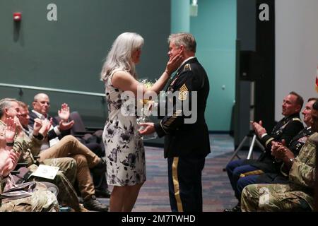 Oberstleutnant Gary Beaver überreicht seiner Frau Blumen während einer Zeremonie zu seinen Ehren im Airborne and Special Operations Museum in Fayetteville, North Carolina, am 13. Mai 2022. Die Zeremonie feierte Beavers 34-jährige Karriere bei Special Operations und seinen Rücktritt bei der North Carolina National Guard. Stockfoto