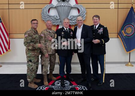 Kommandodienstleiter Major Gary Beaver steht mit ehemaligen Mitgliedern der Operational Detachment Alpha (ODA), mit denen er nach einer Zeremonie anlässlich seines Rücktritts im Airborne and Special Operations Museum in Fayetteville, North Carolina, am 13. Mai 2022 dienten. Beaver verbrachte seine 34-jährige Militärkarriere in Sondereinsätzen und war zuletzt KommandoSergeant Major der Sondereinheit der North Carolina National Guard - X. Stockfoto