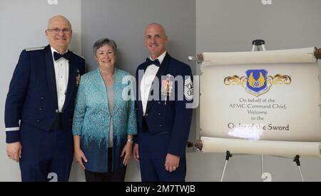 General Arnold W. Bunch, Jr., Air Force Material Command Commander (links), Patricia Young, AFMC Executive Director (Mitte), und Chief Sgt. David A. Flosi, AFMC Command Chief (rechts), alle bereiten sich auf die Zeremonie zum Orden des Schwertes am 13. Mai 2022 im Nationalmuseum der US-Luftwaffe vor. Der Orden des Schwertes ist eine Ehre, die von nicht kommissionierten Offizieren verliehen wird, um eine Person zu würdigen, die wesentlich zum Wohlergehen und zur Entwicklung der Streitkräfte beigetragen hat. Stockfoto