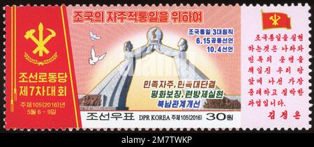 Nordkoreanische Briefmarke von 2016 zum Gedenken an den 7. Kongress der Arbeiterpartei Koreas und die nationale Wiedervereinigung. Stockfoto