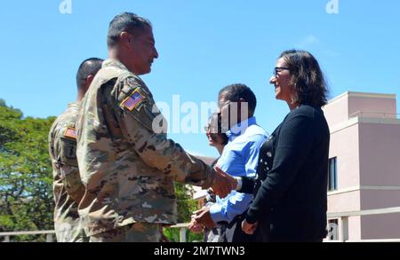 Colonel Bill Soliz, Kommandeur des Tripler Army Medical Center, überreicht Jessenia Rader, medizinisches Management, TAMC, während einer Zeremonie im TAMC am 13. Mai 2022 eine Münze. David Dunson, medizinische Sozialarbeit, TAMC, und Dr. Kris Baik, Business Clinical Integration, TAMC, erhielten ebenfalls Münzen für ihre Arbeit zur Verbesserung der Patientenerfahrung bei TAMC. Preisverleihung, Tripler Army Medical Center, Münzen, Stockfoto